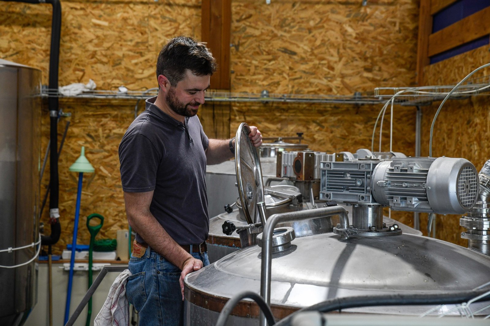 Timothée au travail dans la salle de brassage